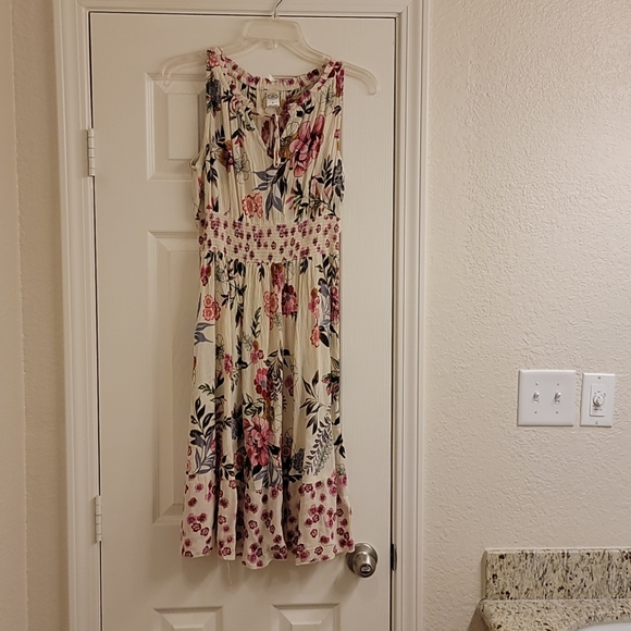 Dresses,, - Picture 3 of 3